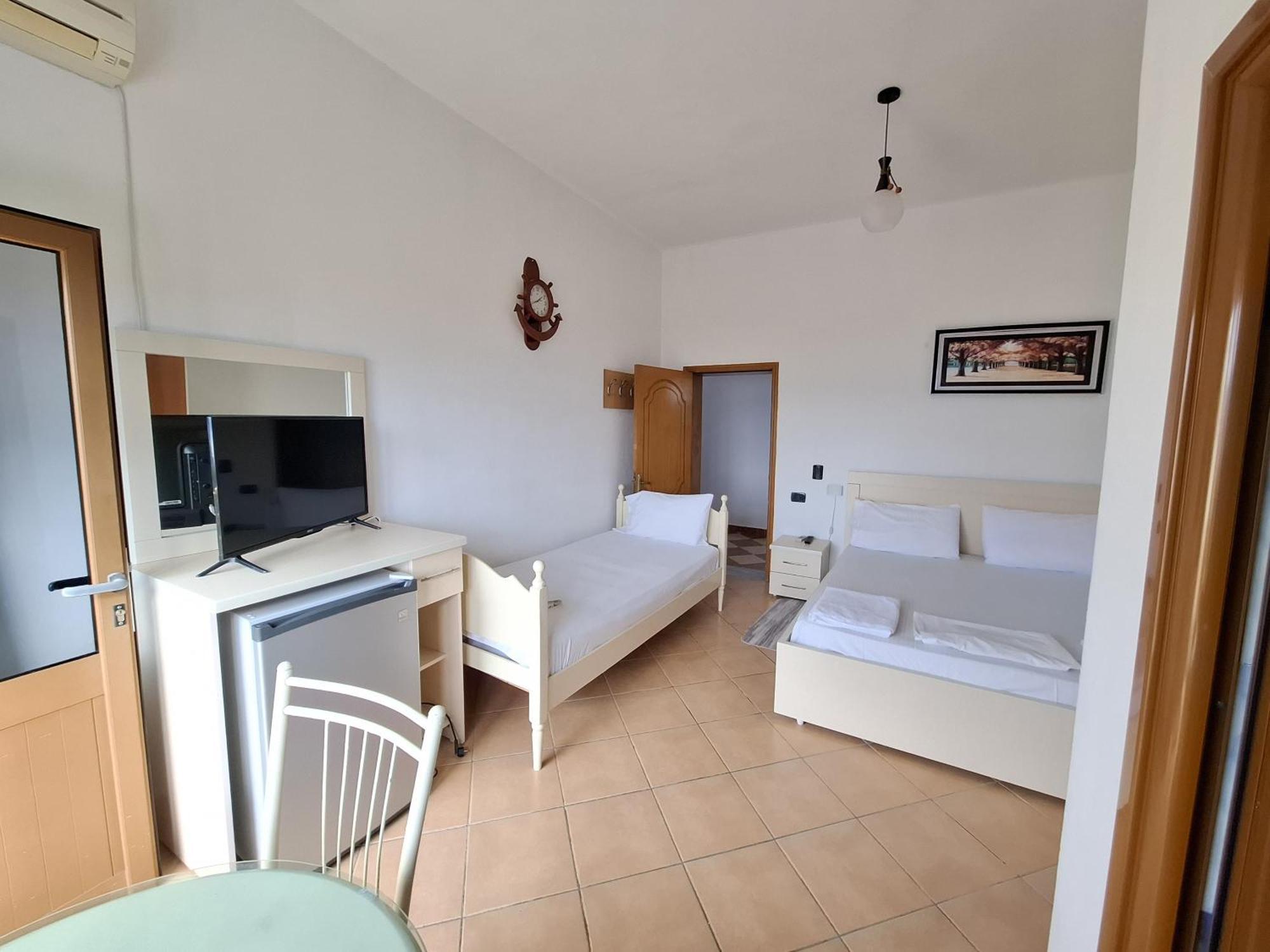 Hotel Sirena Radhimë Extérieur photo
